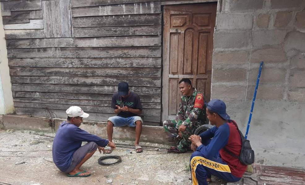 Suasana Santai Penuh Keakraban Antara Babinsa 03/Tpl Dengan Pemuda Di Wilayah Binaannya