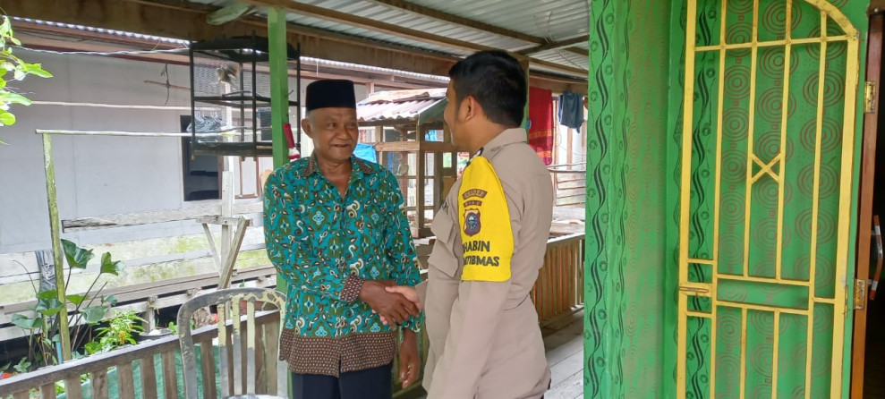 Berikan Himbauan Kamtibmas, Bhabinkamtibmas Desa Gembira Brigadir Sebi Kurniawan Jalin Silaturahmi Ke Rumah Tokoh Agama