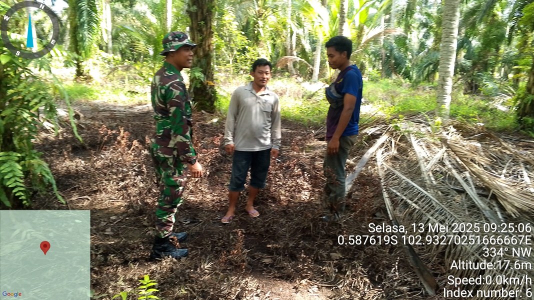 Terus Siaga Karhutla, Babinsa Serda Suirwansah Patroli di Desa Rumbai Jaya