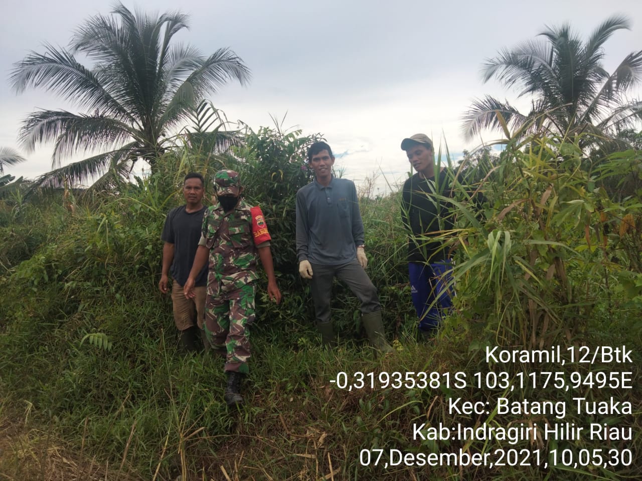 Babinsa Pasir Emas Koramil 12/Batang Tuaka Laksanakan Patroli Karlahutt