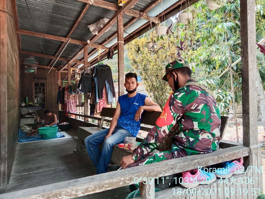 Ada Rokok dan Kopi Penghangat Suana Komsos Babinsa 02/Tanah Merah dengan Warga Binaan