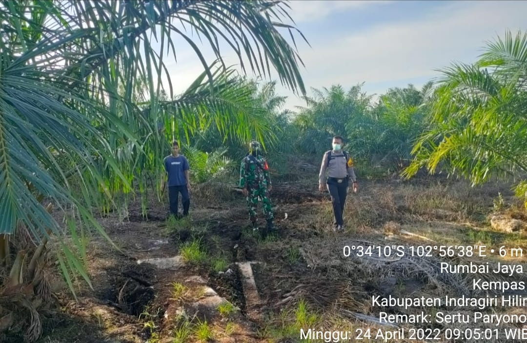 Bersama Bhabinkamtibmas, Sertu Paryono Babinsa Koramil 03/Tempuling Giat Patroli & Sosialisasi Karhu