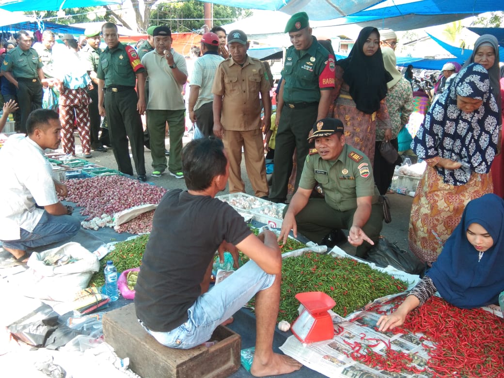 Danramil 03/Tempuling Rutin Pantau Harga Sembako di Pasar Tradisional
