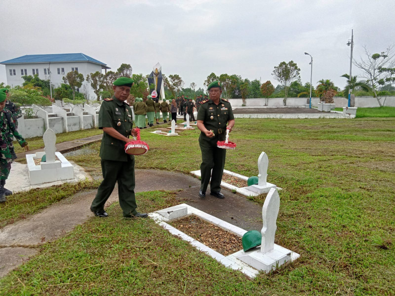 Danramil 05/Gas Kapten Czi Slamet Hiro Hito Melaksanakan Ziarah Dan Tabur Bunga Di Taman Makam Pahlawan