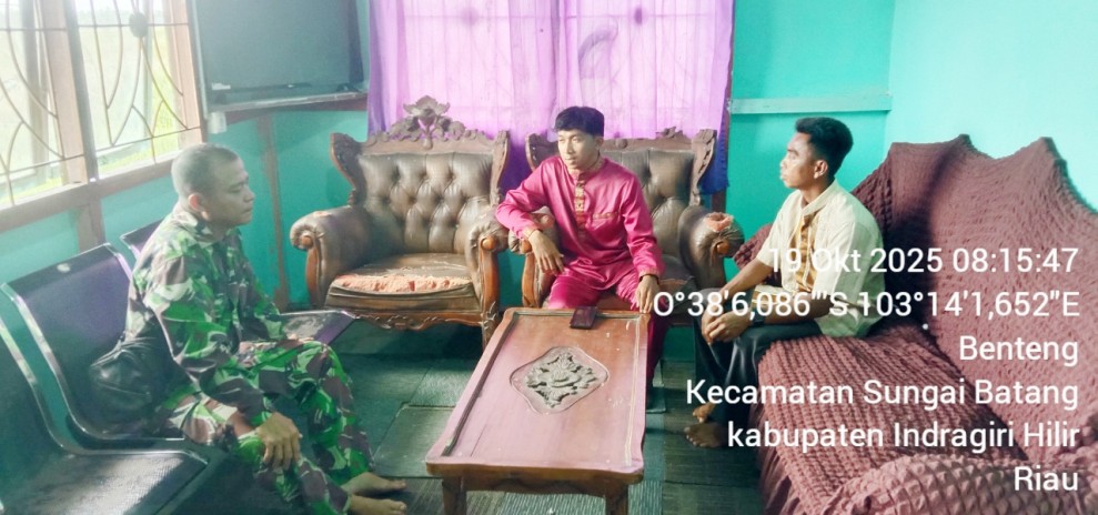 Babinsa Koramil 07/Reteh Laksanakan Pengawasan SDM bersama Warga Kelurahan Benteng