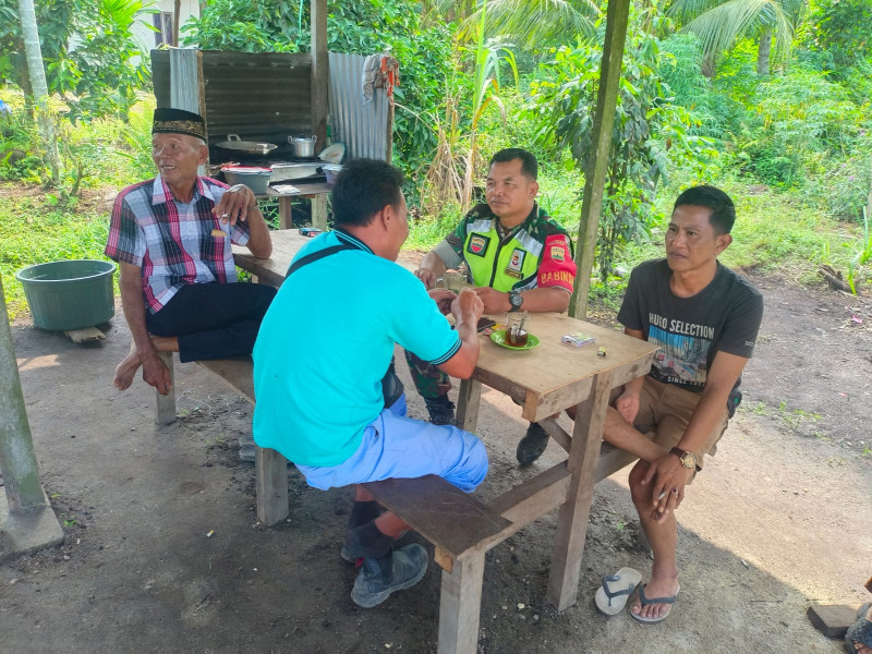 Babinsa Koramil 09/Kmg Terus Jaga Kekompakan dan Keamanan Lingkungan