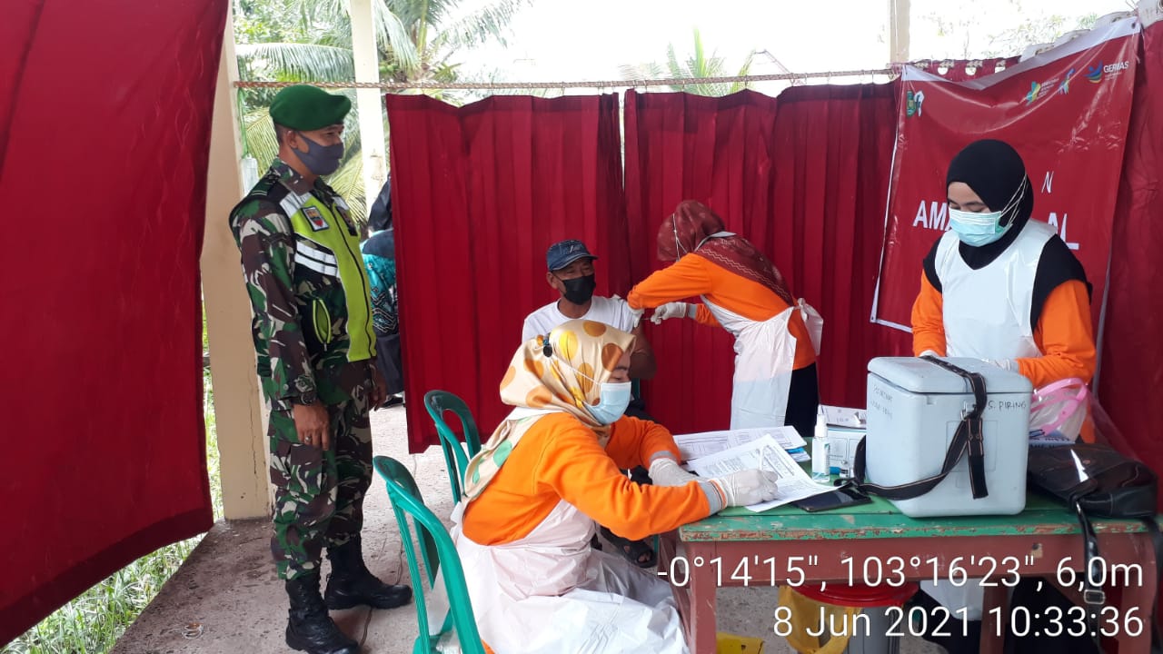 Serda Januar Dampingi Nakes Puskesmas Sungai Piring Lakukan Vaksinasi Masal Lansia