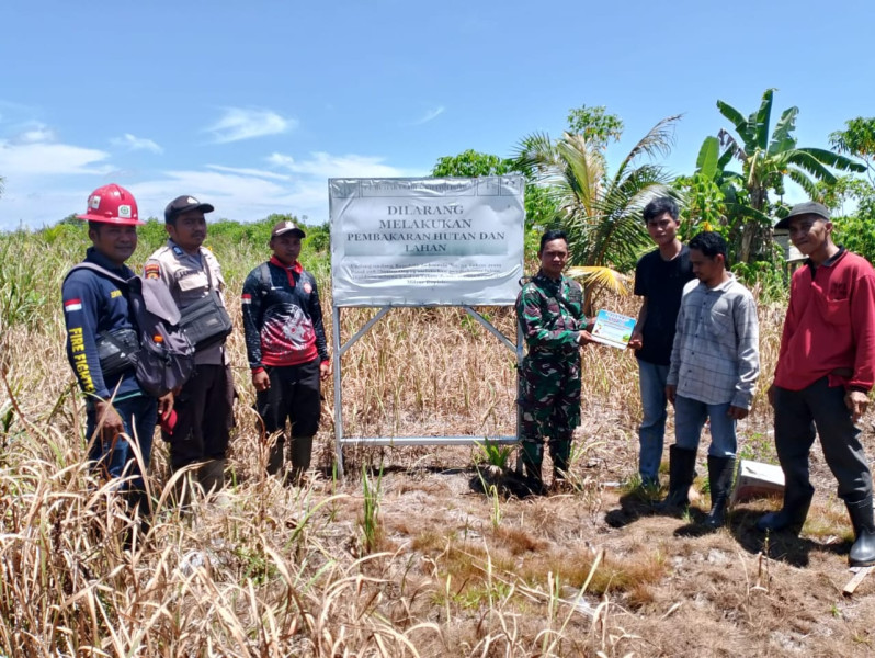 Babinsa 05/Gas Sersan Riki Lakukan Patroli karlahut Di Desa Binaan Dusun Setia Budi Desa Teluk Kabung