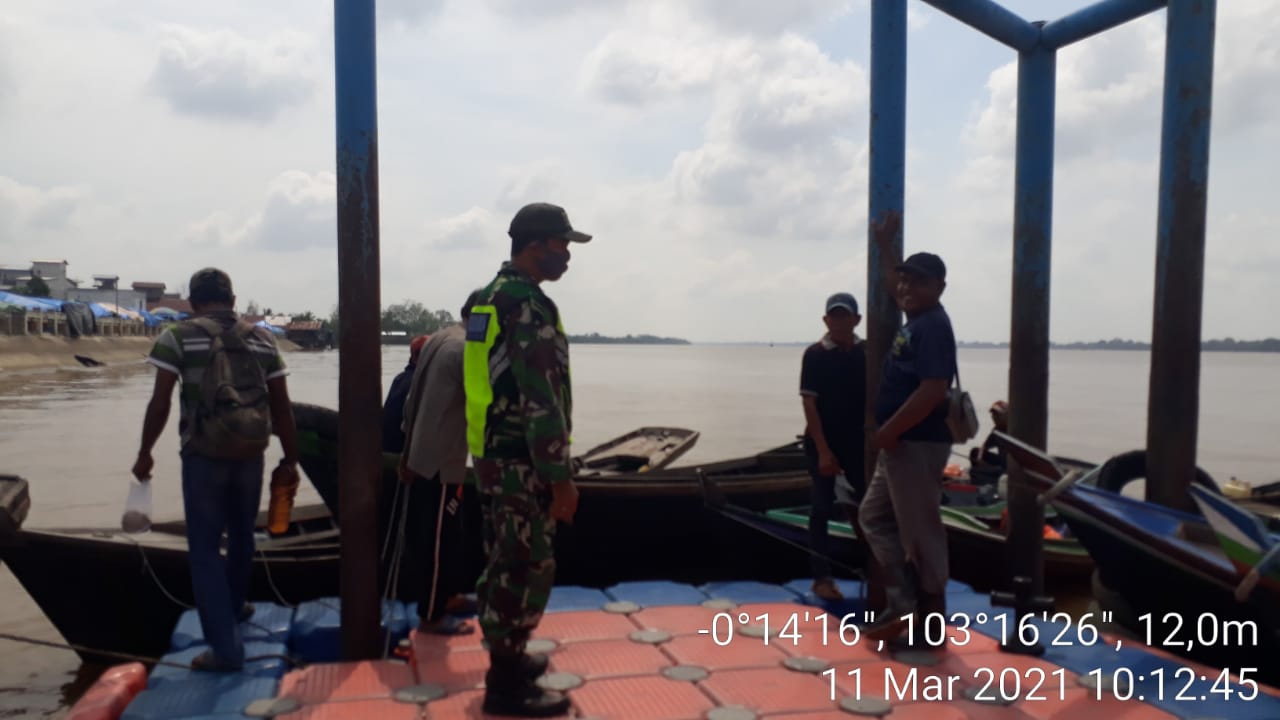 Babinsa Sungai Piring Lakukan Pemantauan dan Penegakkan Disiplin di Pelabuhan