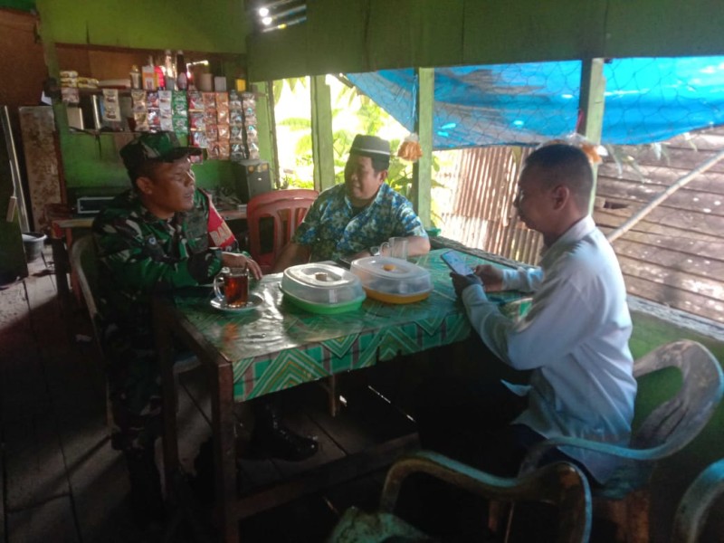 Babinsa Koramil 03/Tpl Komsos Bersama Tomas, Bahas tentang Keamanan Dan Ketertiban Lingkungan di desa binaan