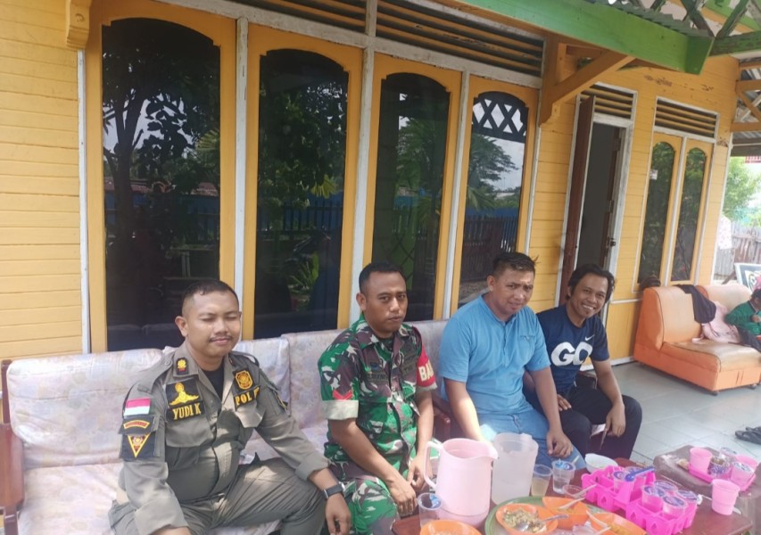 Secara Rutin Babinsa Koramil 07/Reteh Tingkatkan Silaturahmi dengan Masyarakat