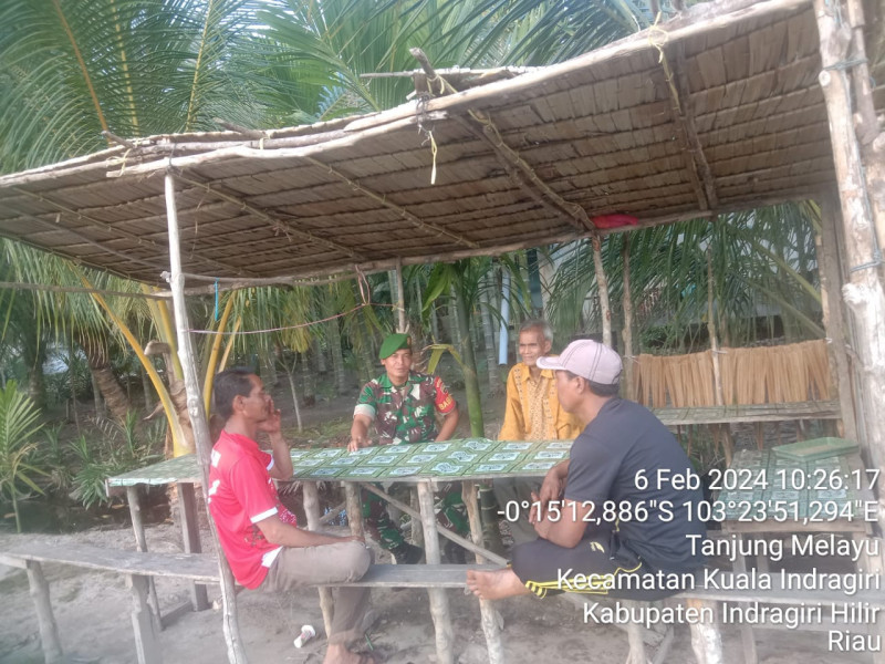 Ciptakan Masyarakat Yang Harmonis Bersama Babinsa Koramil 04/Kuindra Melalui Komsos