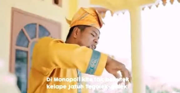 [Video] Harga Kelapa Sangat Murah, Tokoh Masyarakat Kecamatan Gaung Ini Ciptakan Lagu, Hasilnya Viral....