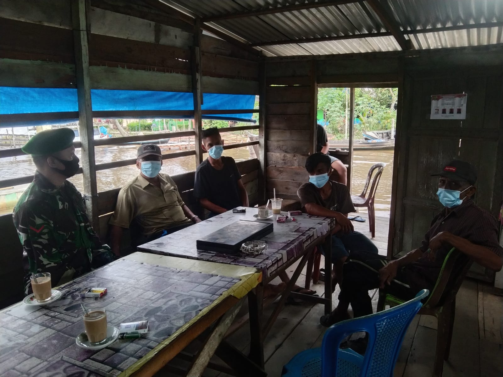 Santai di Kedai Kopi, Babinsa Koramil 04/Kuindra Komsos Bersama Masyarakat