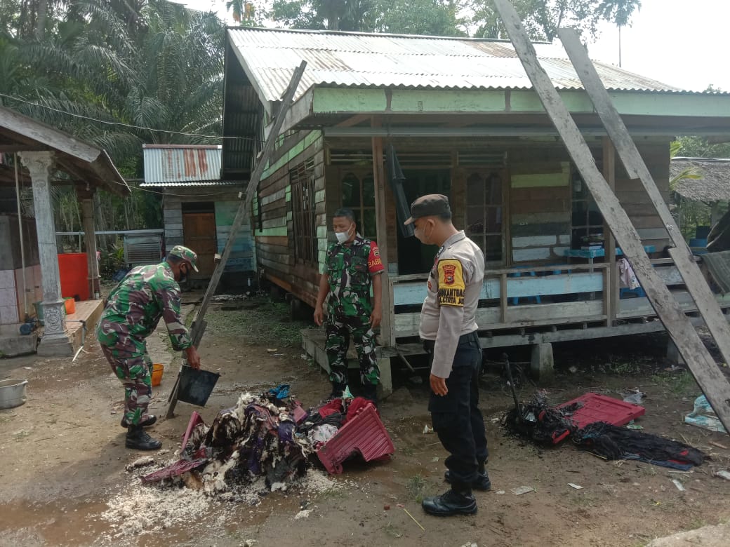 Sambangi Korban Kebakaran Rumah, Babinsa 03/Tempuling Sampaikan Ini