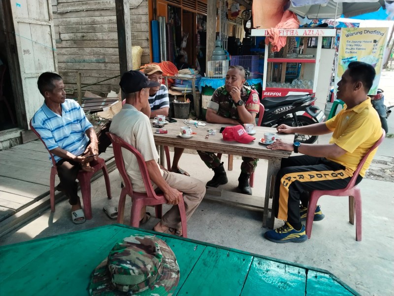 Rutin Komsos Babinsa Koramil 05/GAS Kodim 0314/Inhil  Sertu Guntur Giat Komsos Bersama Warga Binaan di Warung Kopi