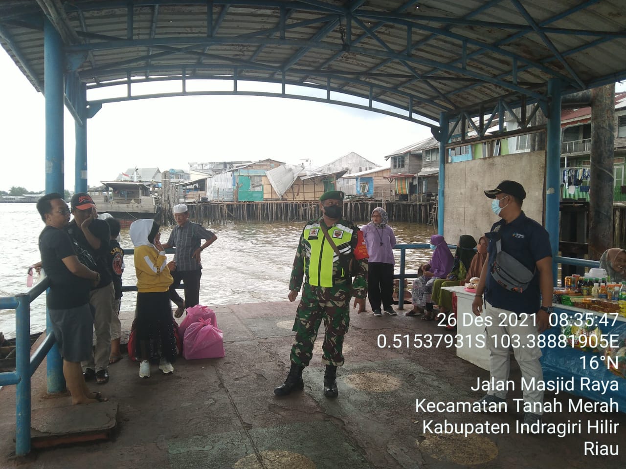 Dipelabuhan, Babinsa 02/Tanah Merah Rutin Himbau Warga untuk Patuhi Protkes