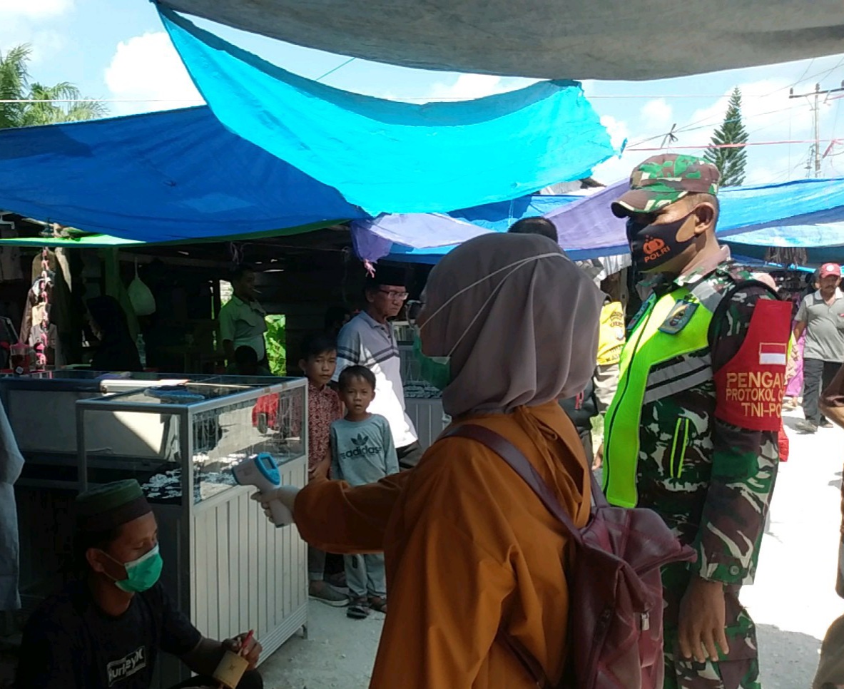 Personil Koramil 09/Kemuning Terus Lakukan Penegakan Prokes di Pasar Sencalang