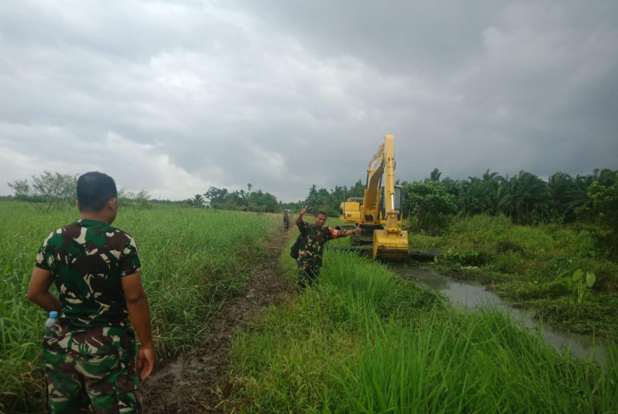 Babinsa Koramil 03/Tpl Pantau Pengerjaan Normalisasi Parit di Binaan