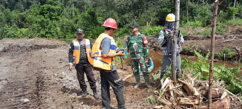 Babinsa 05/Gas Serda Ricky Lakukan Patroli Karlahut Bersama Masyarakat Di Desa Binaan