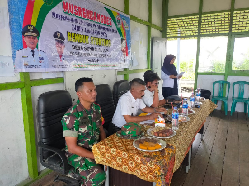 Wujudkan Kemajuan Desa, Babinsa Sungai Buluh Giat Hadiri Musrembangdes dan Rembuk Stunting di Desa Sungai Buluh