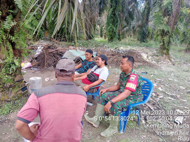 Babinsa Koramil 09/Kemuning Jalin Hubungan Yang Lebih Erat Antar Sesama