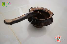 Bahan Baku Melimpah, Batok Kelapa Jadi Kerajinan yang Bernilai di Indragiri Hilir