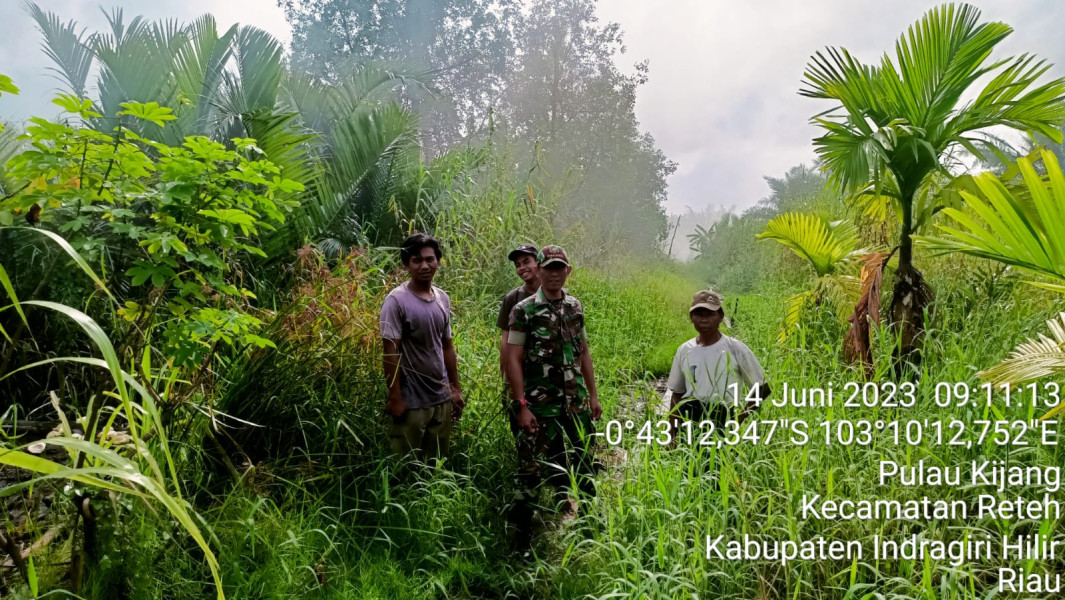 Babinsa Koramil 07/Reteh Terus Telusuri Hutan dan Lahan Guna Cegah Kebakaran