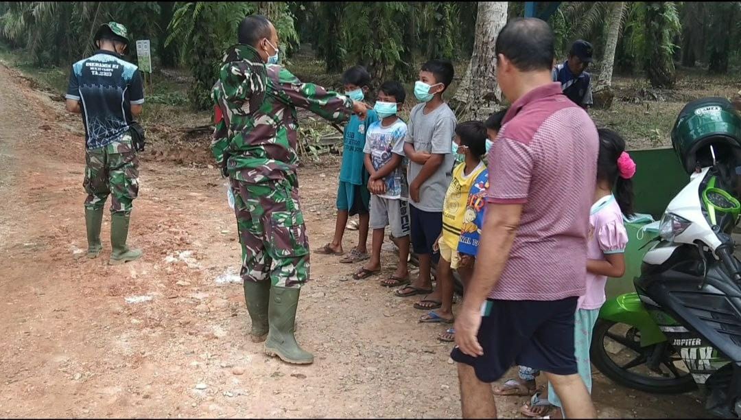 Tangkal Covid-19 Satgas TMMD ke-110 Kodim 0313/Kampar Edukasi Anak-anak Pakai masker 