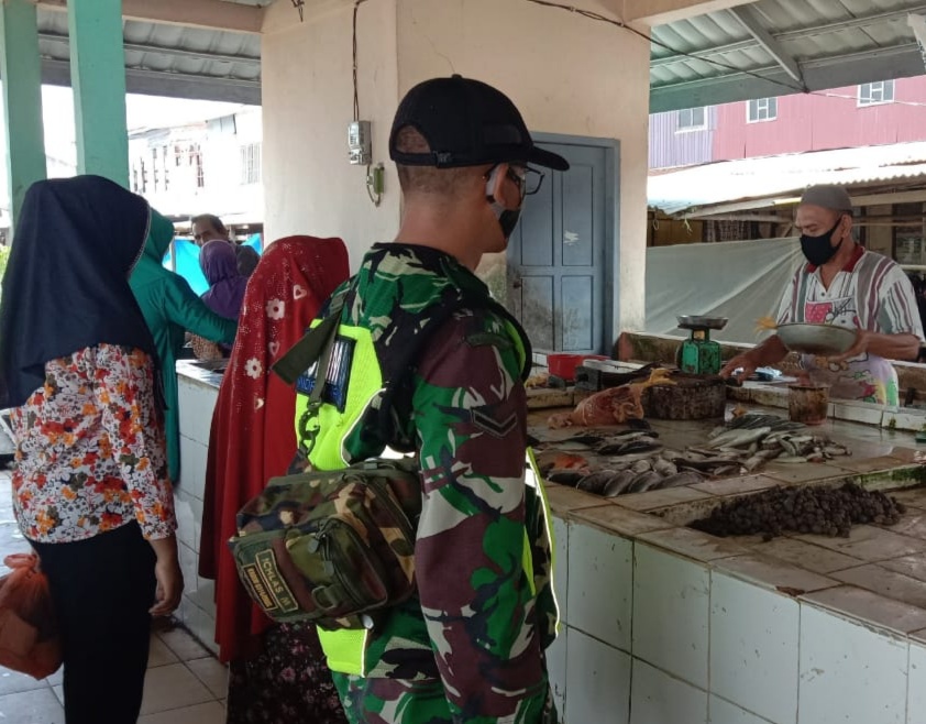 Koramil 04/Kuindra Lakukan Penegakan Protkes di Pasar Ikan Sapat