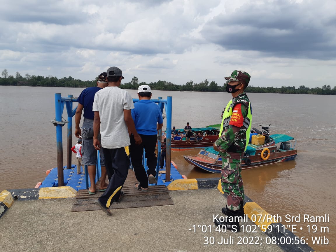 Posko Penegakan Disiplin Oleh Babinsa Koramil 07/Reteh di Pelabuhan