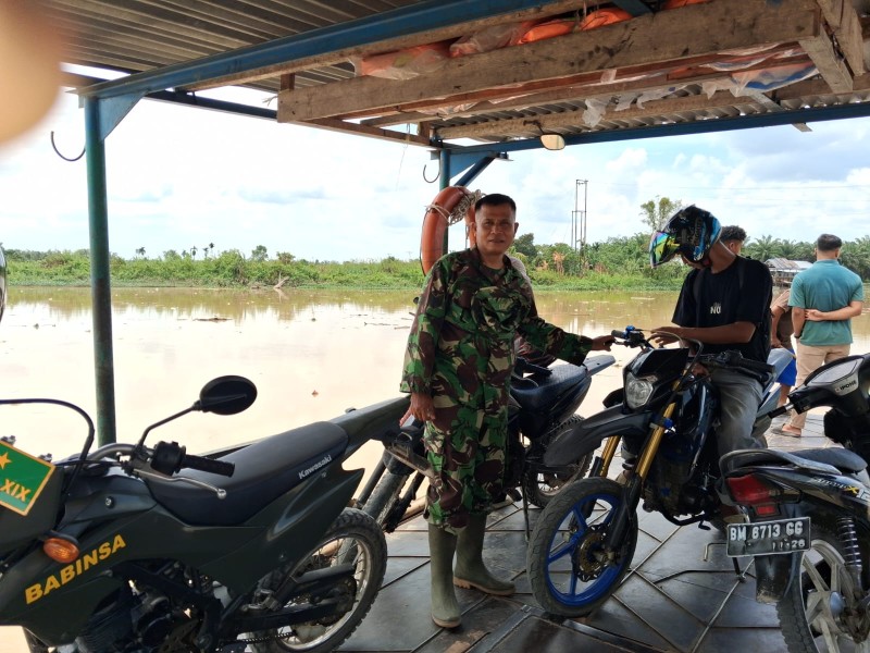 Babinsa Koramil 03/Tpl Sambangi Desa Binaan Sambil Jalankan Komsos