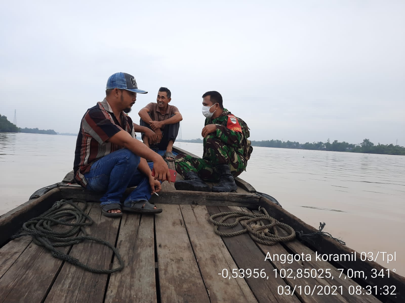 Naik Perahu, Babinsa Koramil 03/Tempuling Patroli Wilayah Binaan