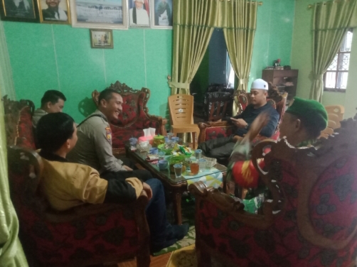 Babinsa 05/Gas Koptu Hudrizaroni Komunikasi Sosial Bersama Dengan Bhabinkamtibmas dan Warga