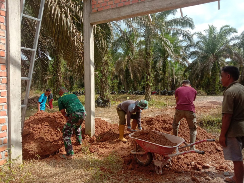 Giat Goro Untuk Menjaga Kekompakan dan Kebersihan Bersama Babinsa Koramil 09/Kemuning