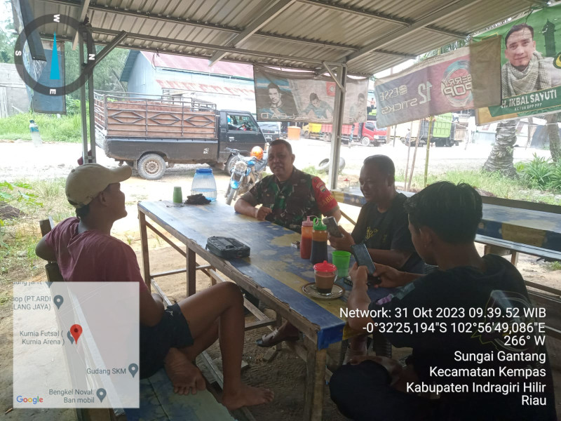 Babinsa Koramil 03/Tpl Sertu Faisal Komsos Bersama Tomas di Desa Binaan