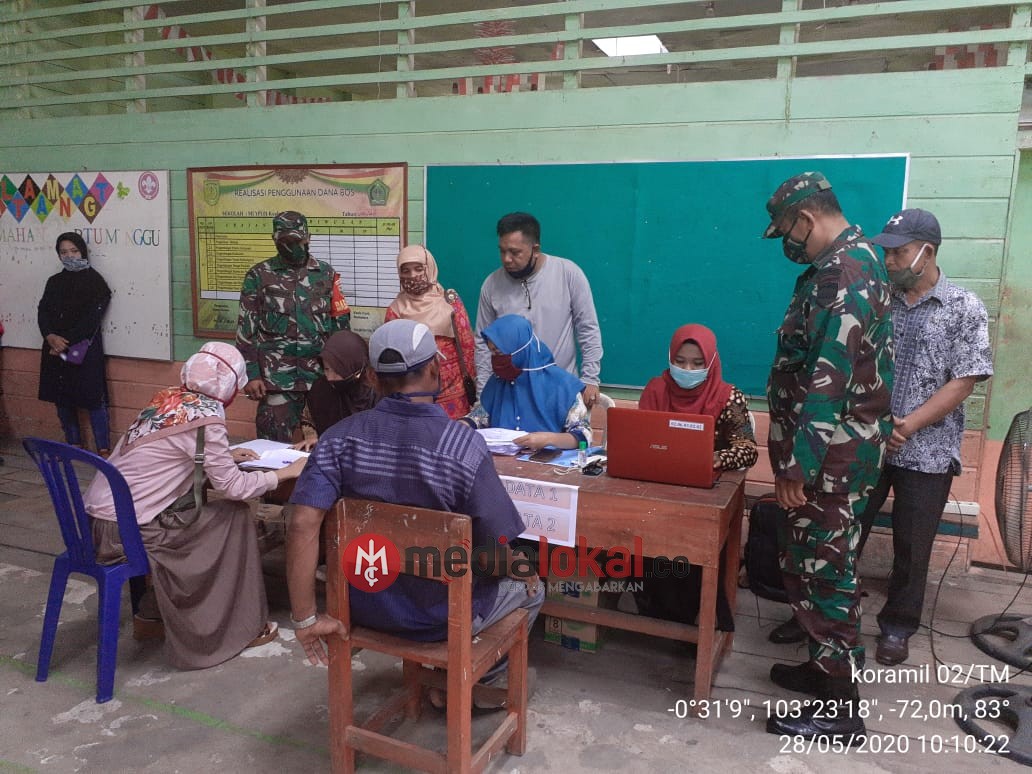 Danramil 02/Tanah Merah Pantau Langsung Pembagian BLT di Kuala enok 