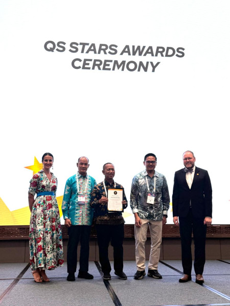 Usai Raih Akreditasi Unggul, Rektor UIR Terima Sertifikat QS Rated Excellent Bintang 3 di Macau