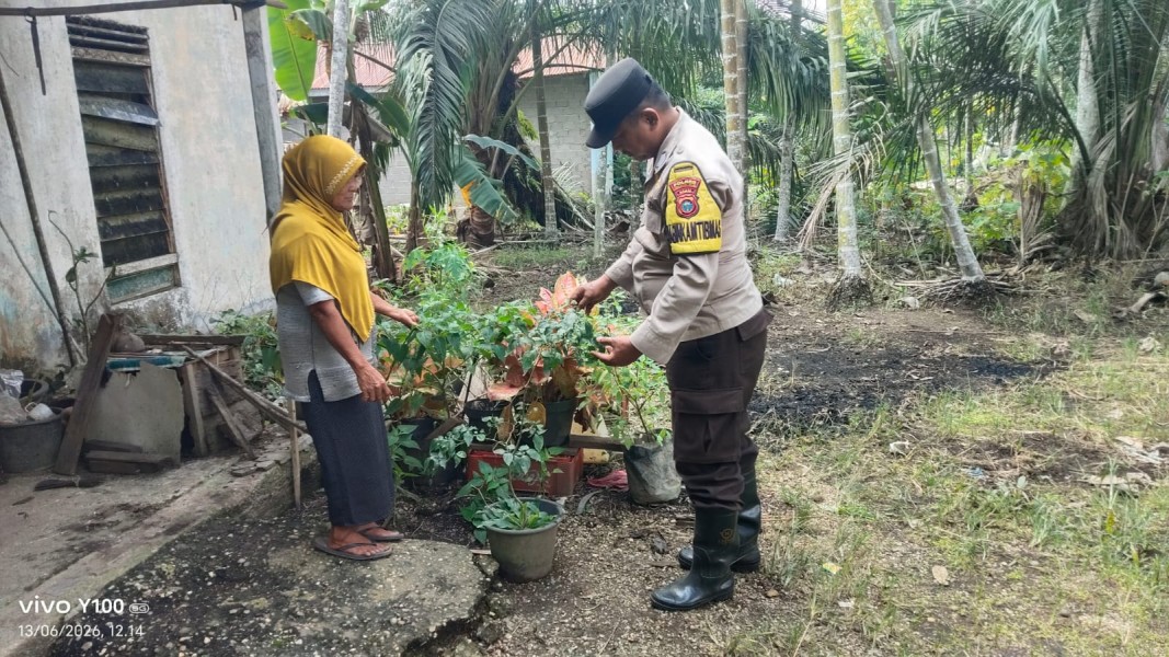 Bhabinkamtibmas Polsek Enok Ajak Warga Manfaatkan Pekarangan untuk Tanam Tanaman Produktif