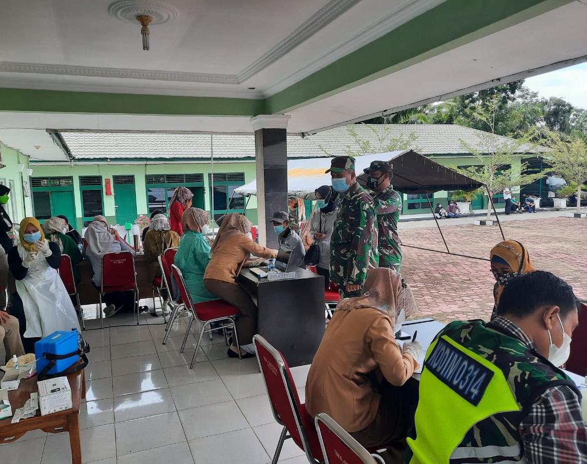 Babinsa Koramil 03/Tempuling Dampingi Vaksinasi Warga Binaan di Makodim 0314/Inhil