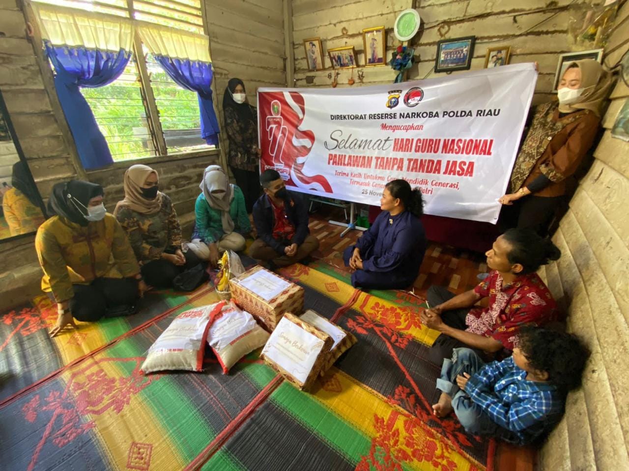 Bercucuran Air Mata, Guru Lindarwati Tak Menyangka Mendapat Perhatian Dari Polisi Polda Riau