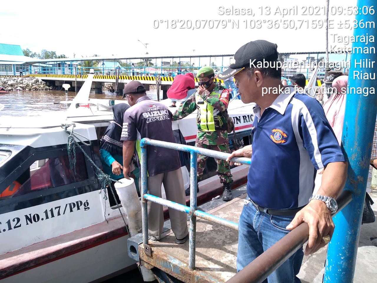Hari Pertama Puasa, Babinsa Koramil 06/Kateman Pantau Aktifitas Warga di Pelabuhan