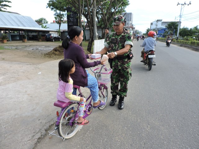 Bersama IKMR, Kodim 0314/Inhil Bagikan Takjil Gratis 