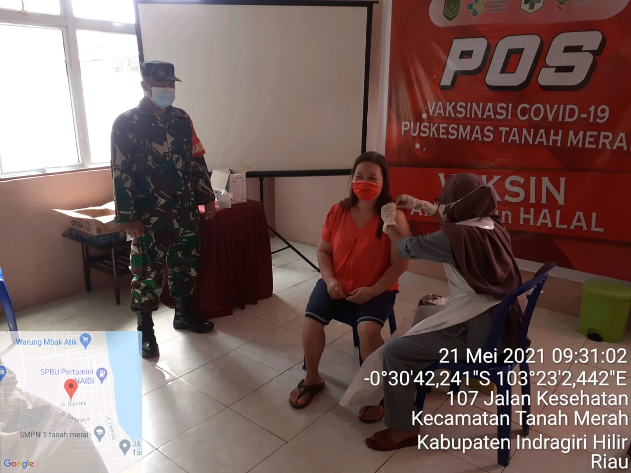Babinsa Koramil 02/Tanah Merah Lakukan Pengamanan Vaksinasi Covid-19