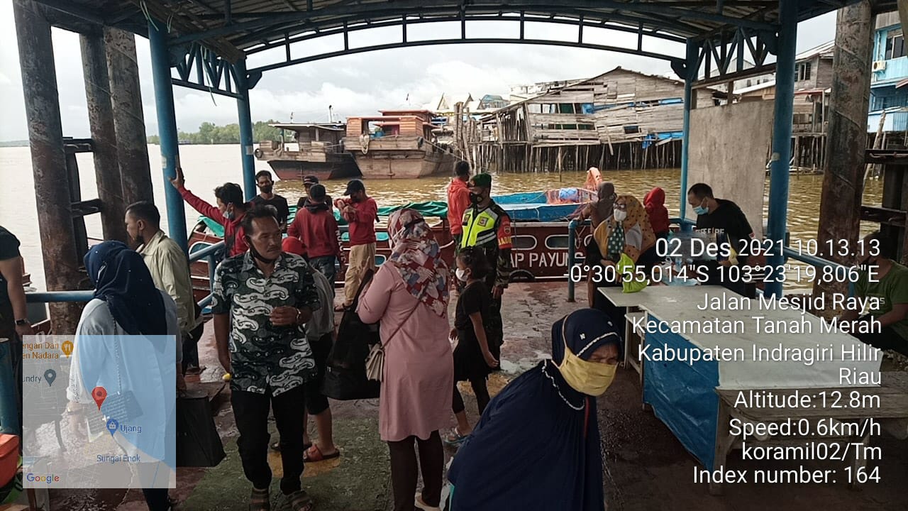 Babinsa 02/Tanah Merah Selalu Ingatkan Warga untuk Patuhi Protkes di Pelabuhan Speed Boat