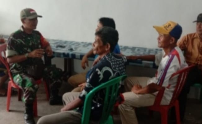 Babinsa Koramil 04/Kuindra Menerapkan Hidup Sehat Melalui Komsos