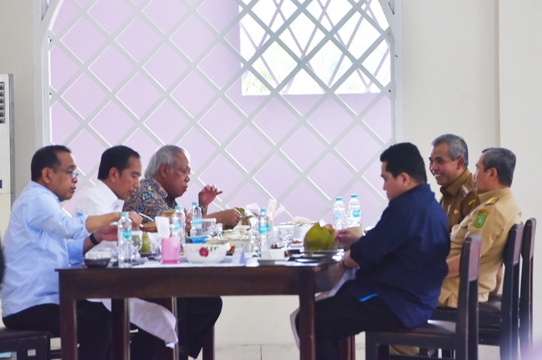 Pj Bupati Kampar Jamu Makan Siang Presiden RI Joko Widodo di Rumah Makan Pak Abbas Tambang