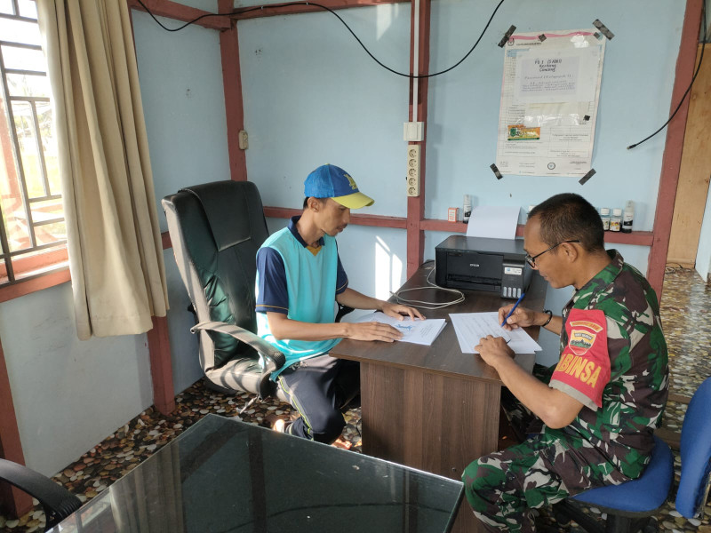 Babinsa Koramil 04/Kuindra Melaksanakan Anjangsana Guna Untuk Mengumpulkan Data-data Warga