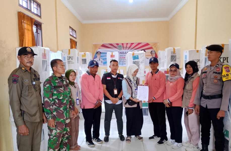 Babinsa Koramil 03/Tpl Kawal Pendistribusian Logistik Pemilu Ke Desa Binaan