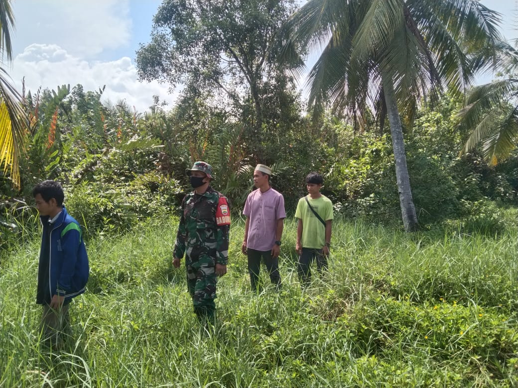Babinsa 04/Kuindra Lakukan Patroli Karhutla dan Sosialisasi